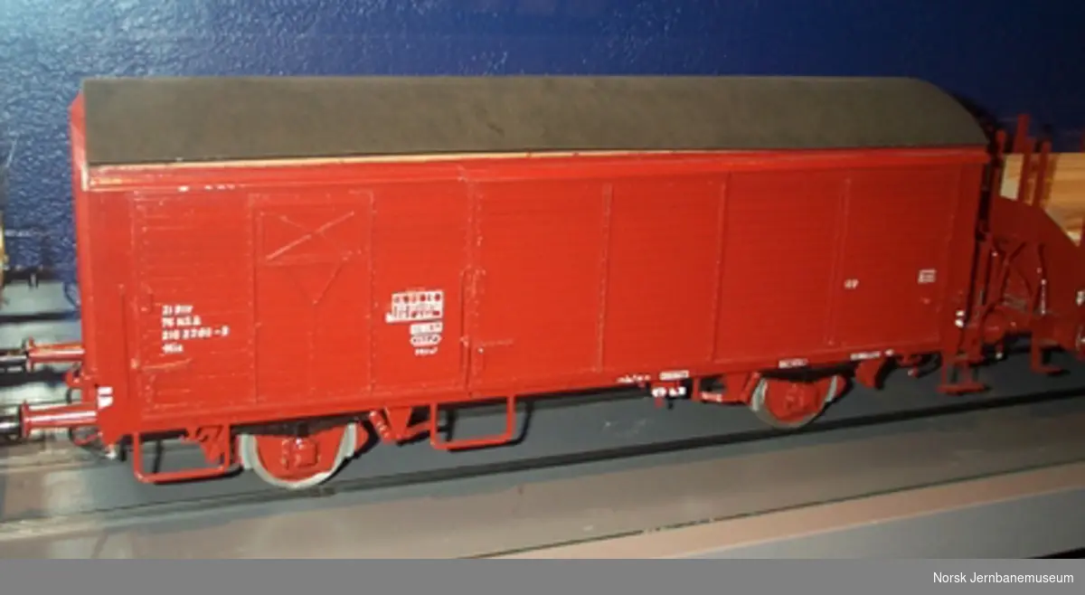 Modell av NSB lukket godsvogn med skyvevegger litra His nr. 210 2200-3