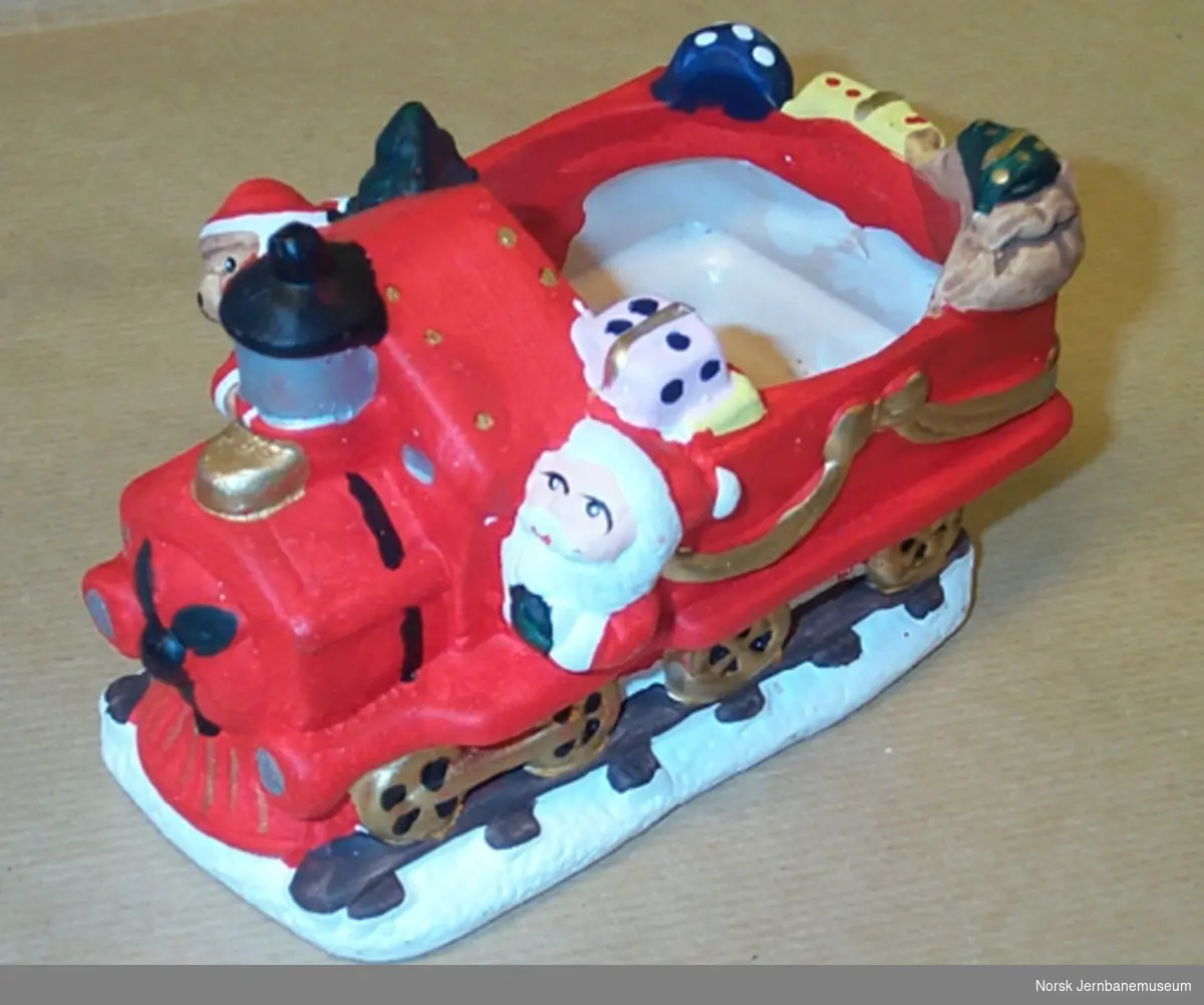 Kuriosa : Damplokomotiv som blomstervase i juleutførelse