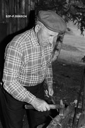 Knivsmeden Hallstein Midtbø [også kalt Hallstein Kroken] (18