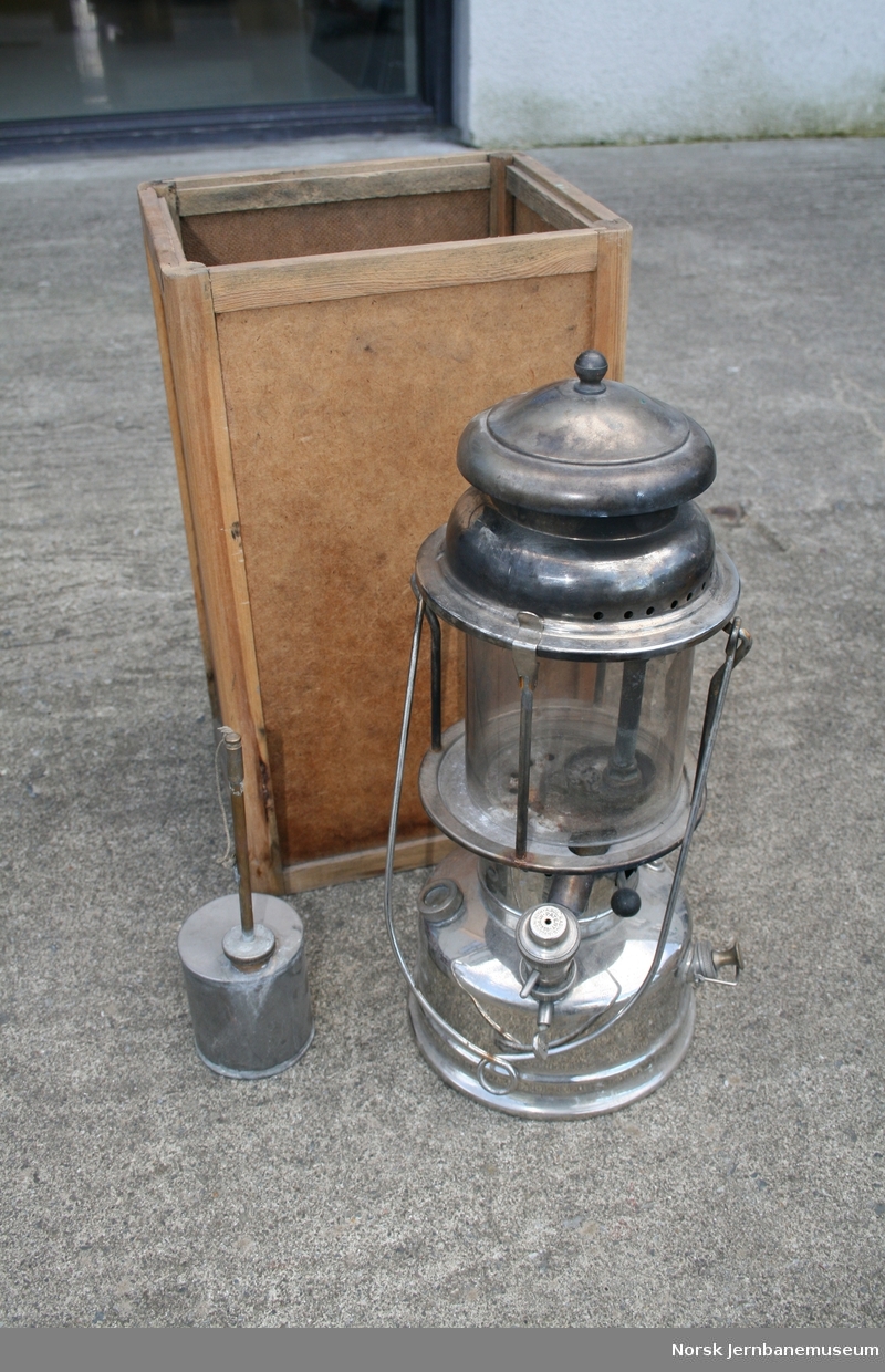 I trekasse. Svenskprodusert lampe med tysk glass type Jenaer Suprex
