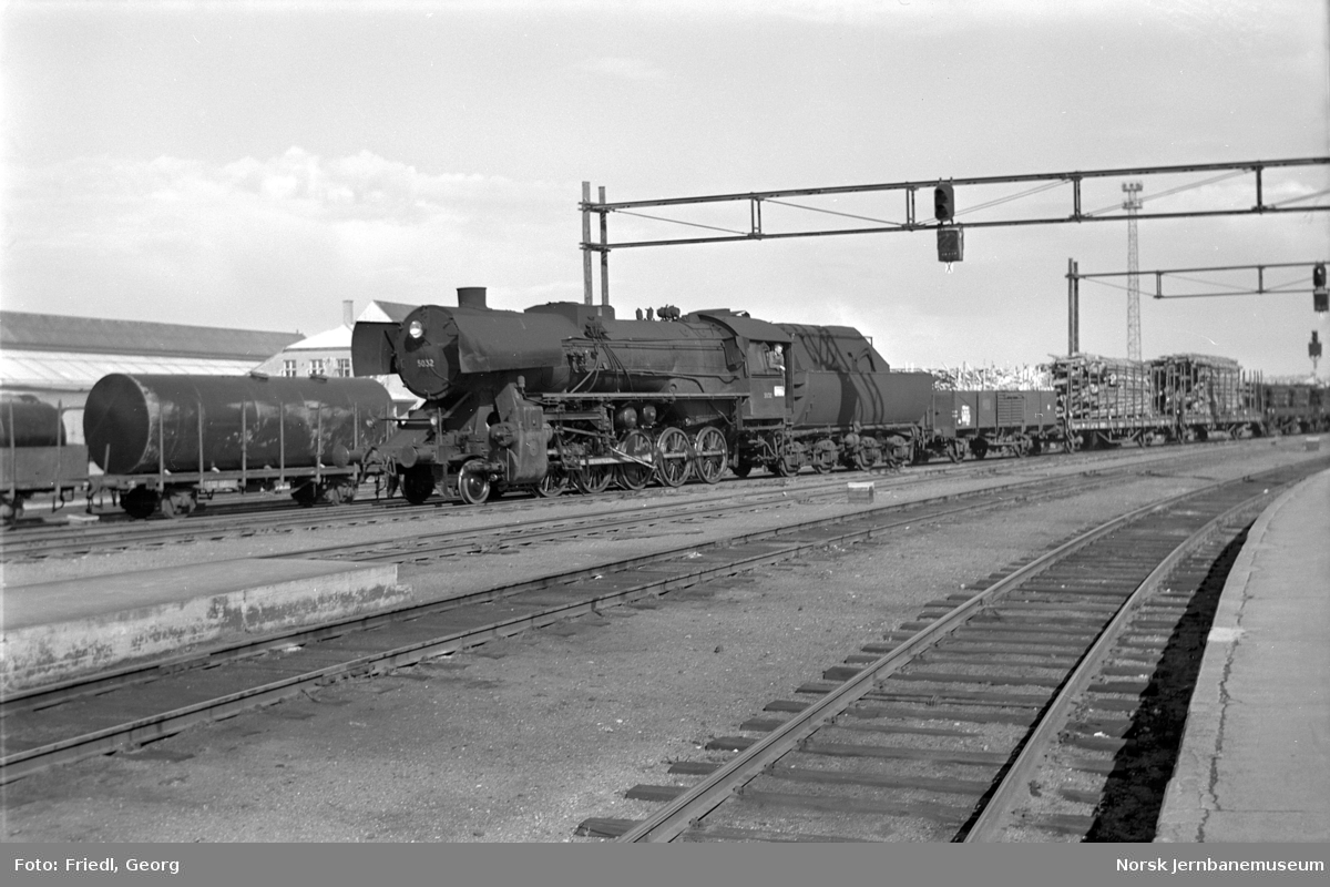 Damplokomotiv type 63a nr. 5032 foran godstog fra Steinkjer på Trondheim stasjon