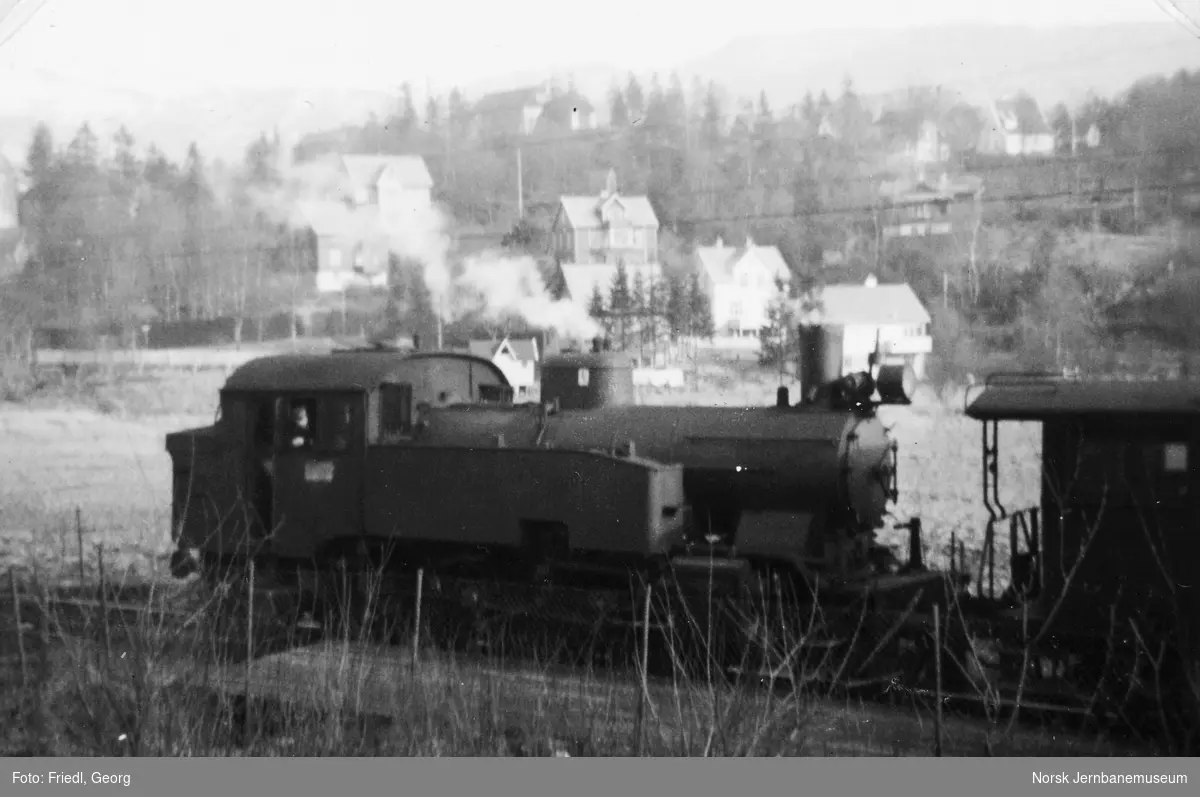Damplokomotiv type 32a nr. 287 med lokaltog på Kristianborg holdeplass