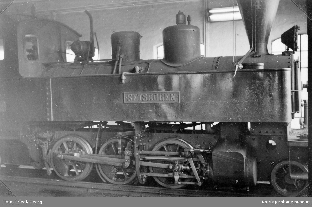Damplokomotiv type XXVIII nr. 4 "Setskogen" i lokomotivstallen på Bjørkelangen stasjon