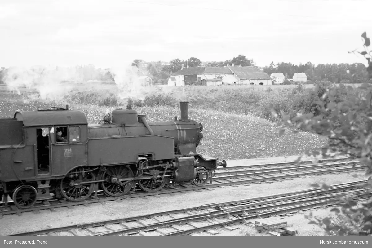 Damplokomotiv type 32a nr. 291 med lokaltog ved Leangen
