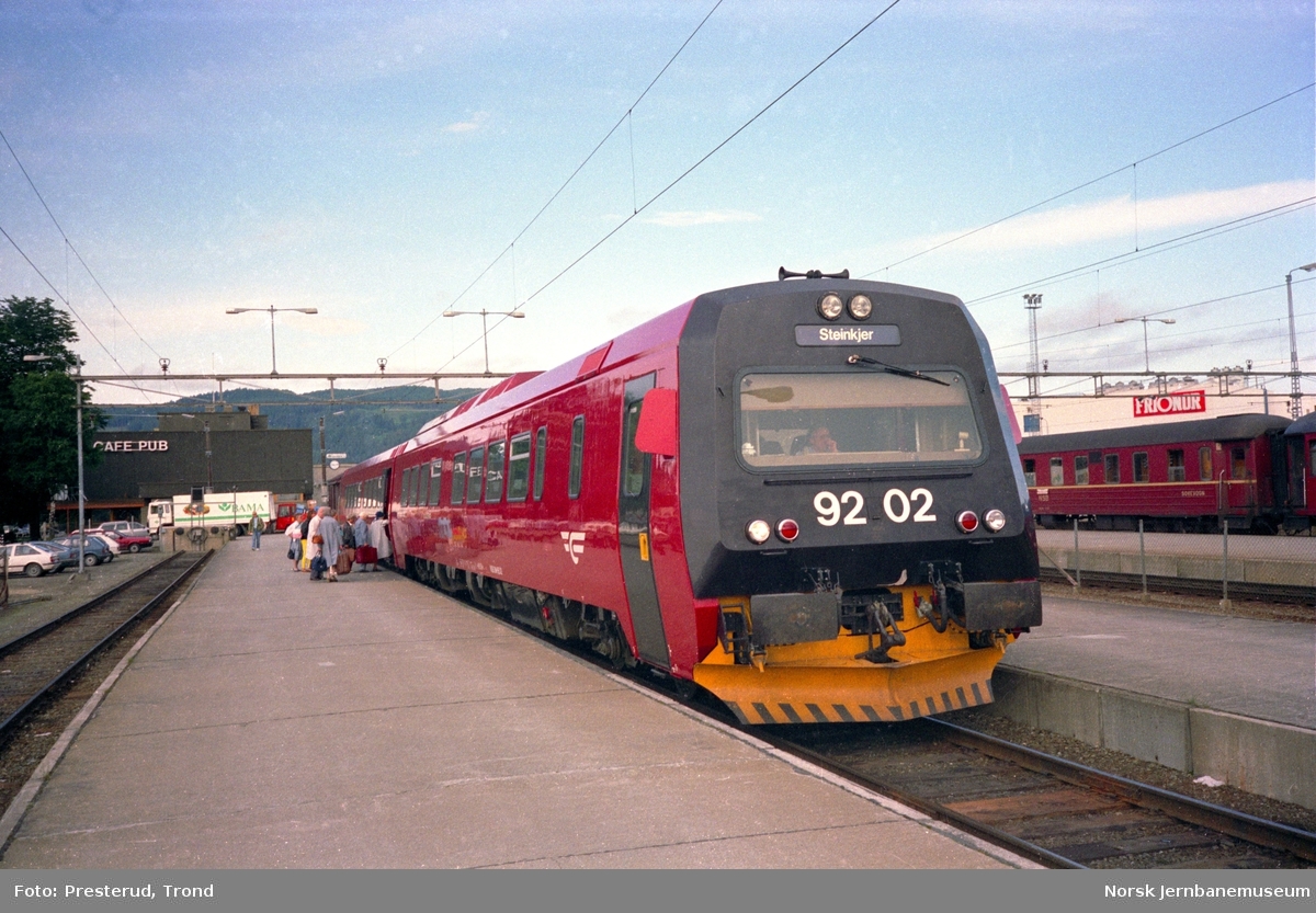 Tog til Steinkjer med dieselmotorvogn BM 92 02 fremst på Trondheim stasjon