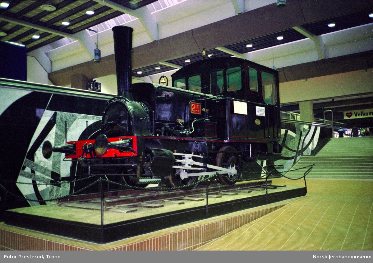 Damplokomotiver type 7a nr. 25 utstilt i hallen på Oslo Ø