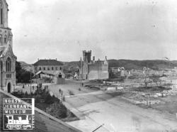 Fra Kristiansand etter bybrannen i 1892, kirken til v. i bil