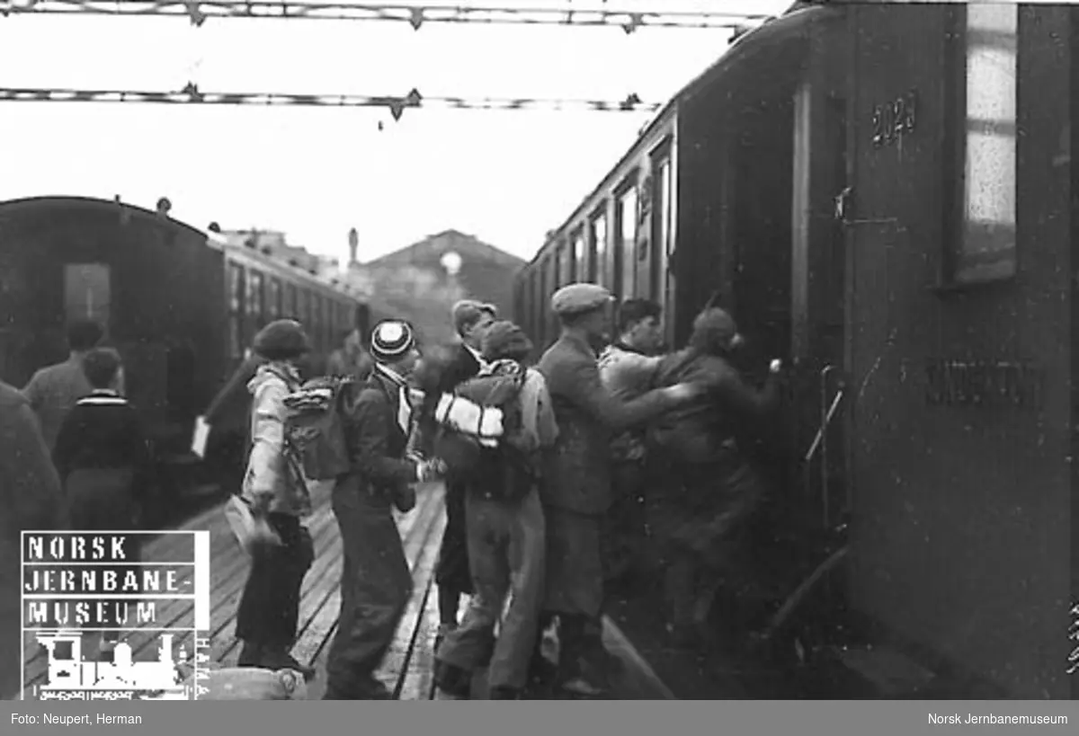 Reisende stiger ombord på et persontog på Østbanen i påsketrafikken