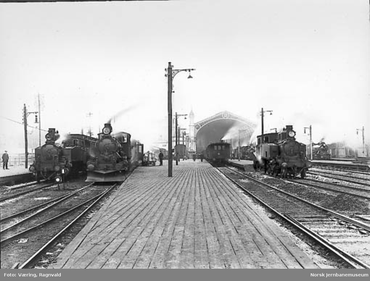 Damplokomotiver med persontog på Østbanen