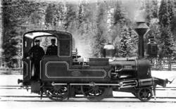 Vinterbilde av damplokomotiv type III nr. 21 "Alf" med lokpe