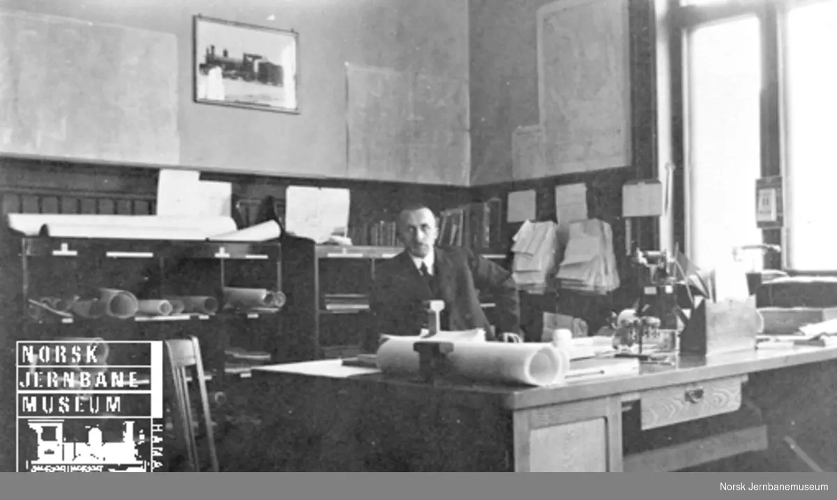 Avdelingsingeniør Julius F. Fogth ved sitt skrivebord