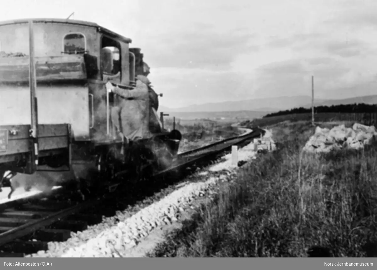 Overingeniøren bestiger lokomotivet på Staurheimjordene