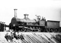 Hovedbanens damplokomotiv nr. 5 med lokomotivpersonale og ba