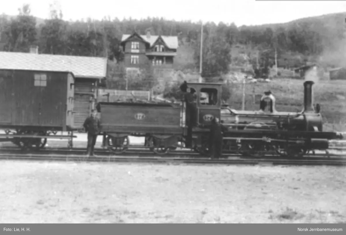 Damplokomotiv type 2a nr. 17 på Vinstra stasjon; sett rett fra siden