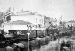 Vestfoldbanens åpningstog på Larvik stasjon, trukket av damp