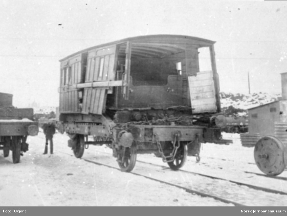 Skadet BF-vognkasse opplastet på K-vogn - og med tenderen fra lok nr. 17 inne i vognkassen - etter togsammenstøtet ved Åbogen 4. mars 1873