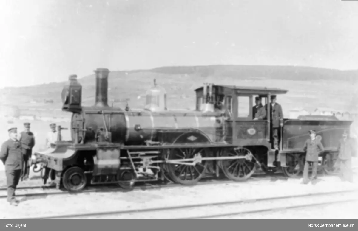 Damplokomotiv type XIII nr. 32 med personalet