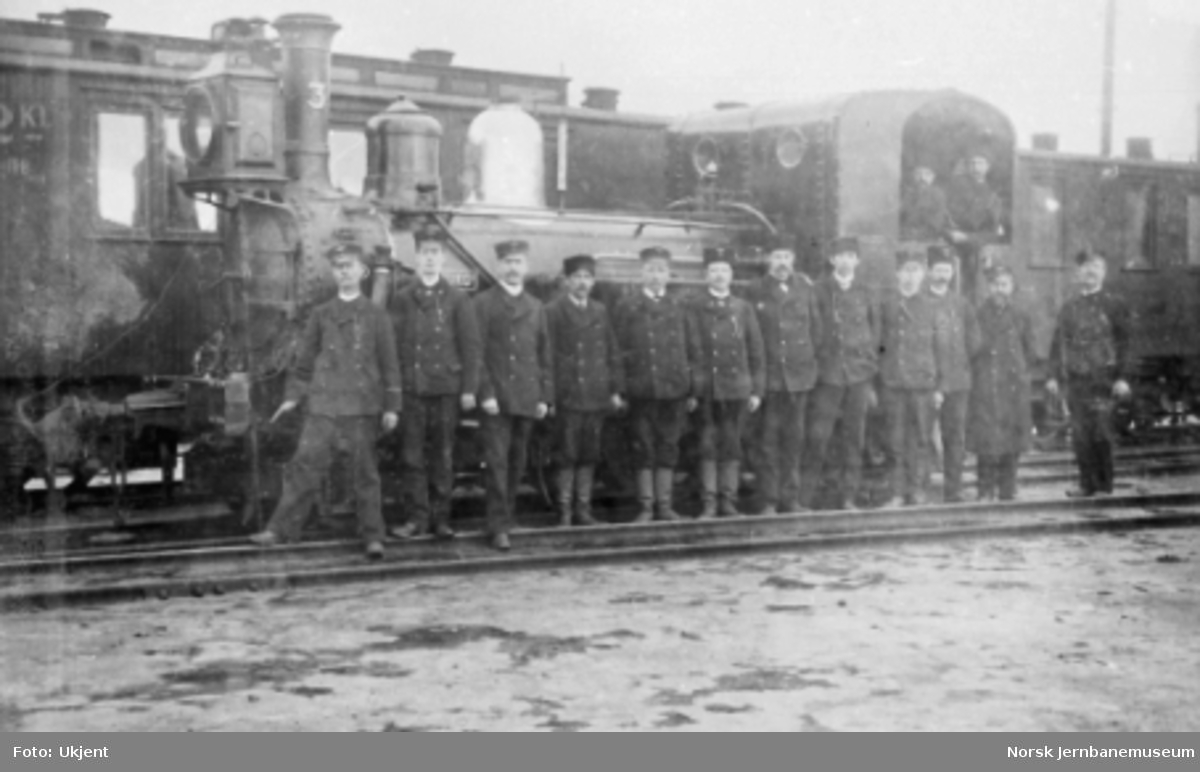 Jernbanepersonale oppstilt foran Randsfjordbanens damplokomotiv type IV nr. 3 "Sigurd"