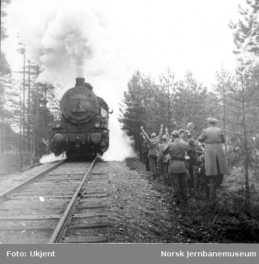 Tog fra Sverige i 1945 trukket av damplok type 61a nr. 2031; begeistret mottakelse ved grensa