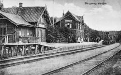 Et nordgående tog ankommer Bergseng stasjon
