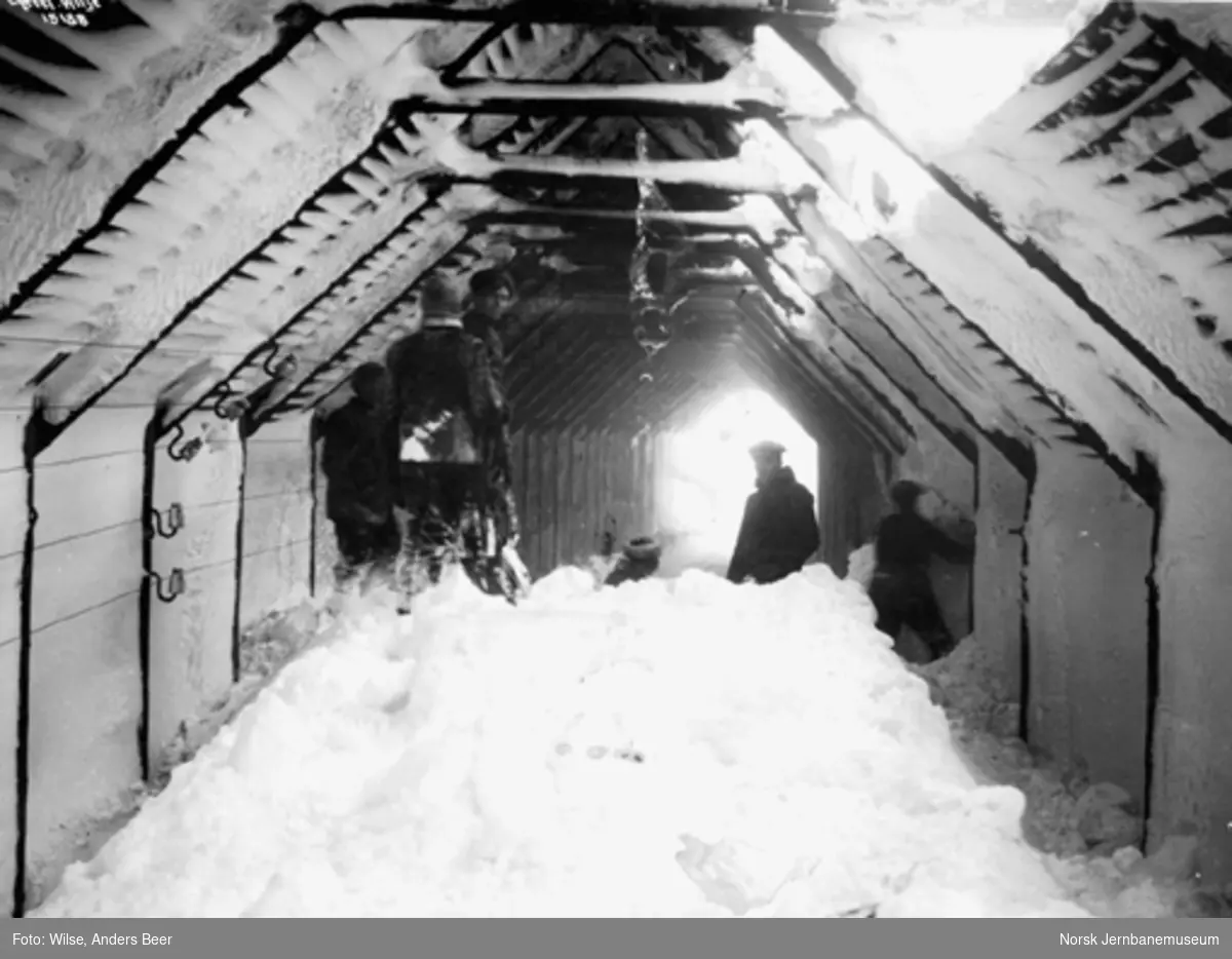 Snøblokade; ryddemannskaper inne i et snøoverbygg ved Storurdi
