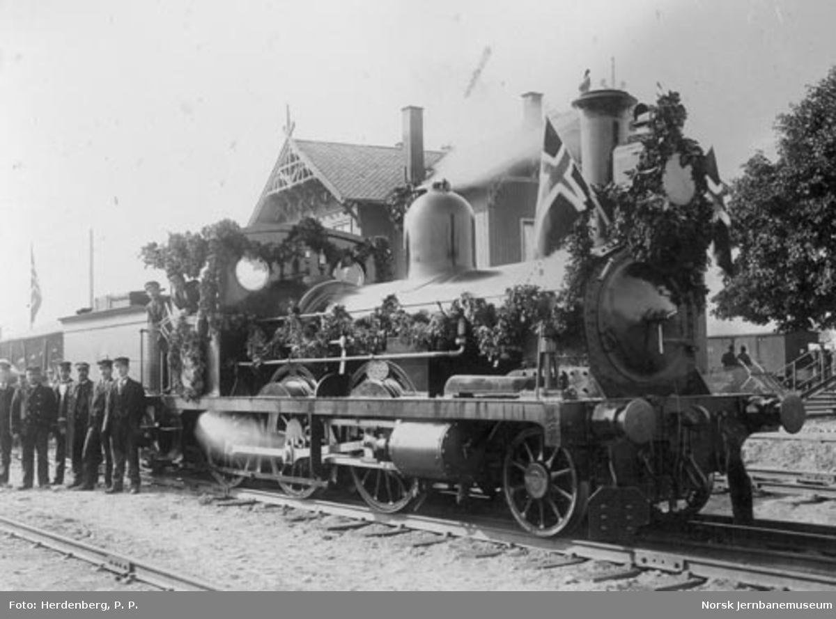 Et pyntet damplokomotiv av litra C nr. 35 ved Hovedbanens 50 års-jubileum