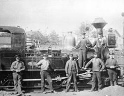 Damplokomotiv type IV nr. 5 "Einar" med personale foran loko