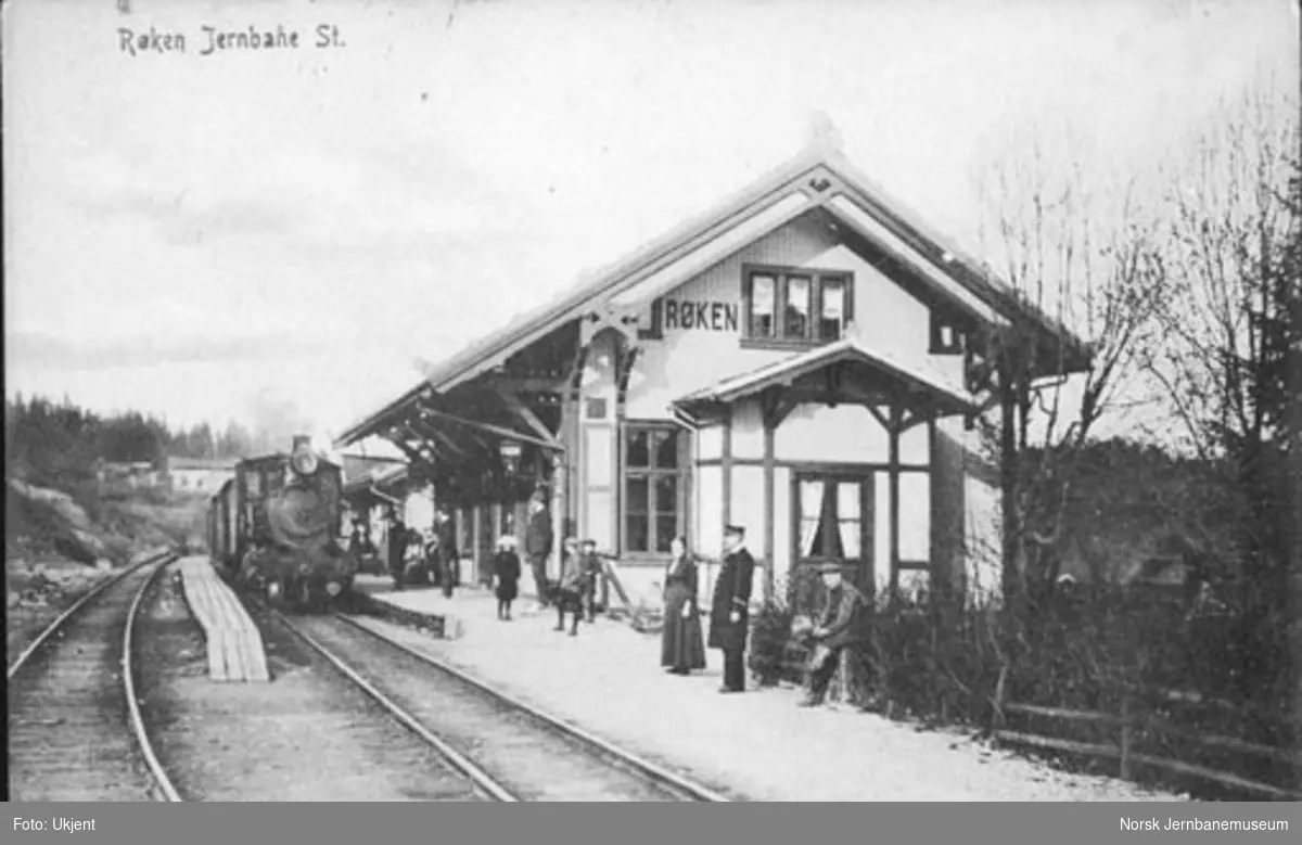 Røyken (Røken) stasjon med ankommende persontog i spor 1