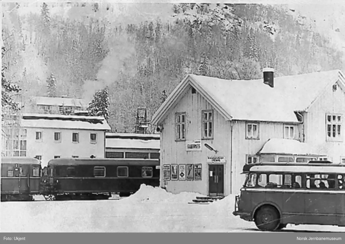 Fagernes med motorvogntog, noe av stasjonsbygningen og en buss til høyre