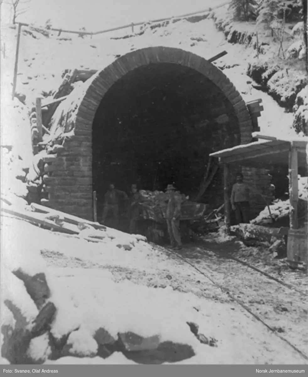 Kronstadtunnelen (Møllendalstunnelen) : utmuring av tunnelportalen