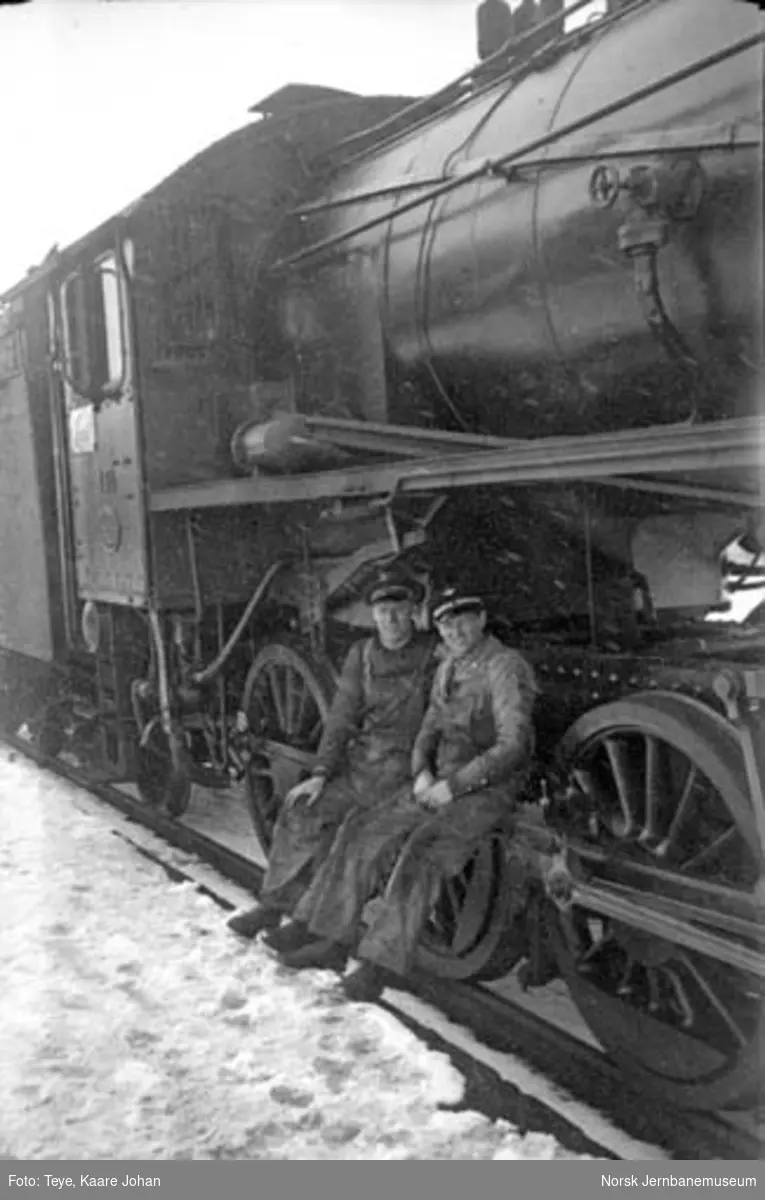 Kaare J. Teye og Reidar Sjursen foran damplokomotiv type 31b nr. 431 i tog 602 på Haugastøl