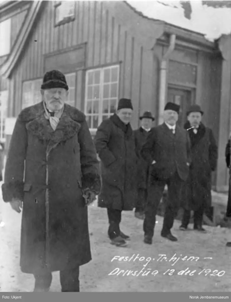 Deltakerne fra "Festtog Trondheim-Drivstua 12. dec. 1920" på Oppdal stasjon