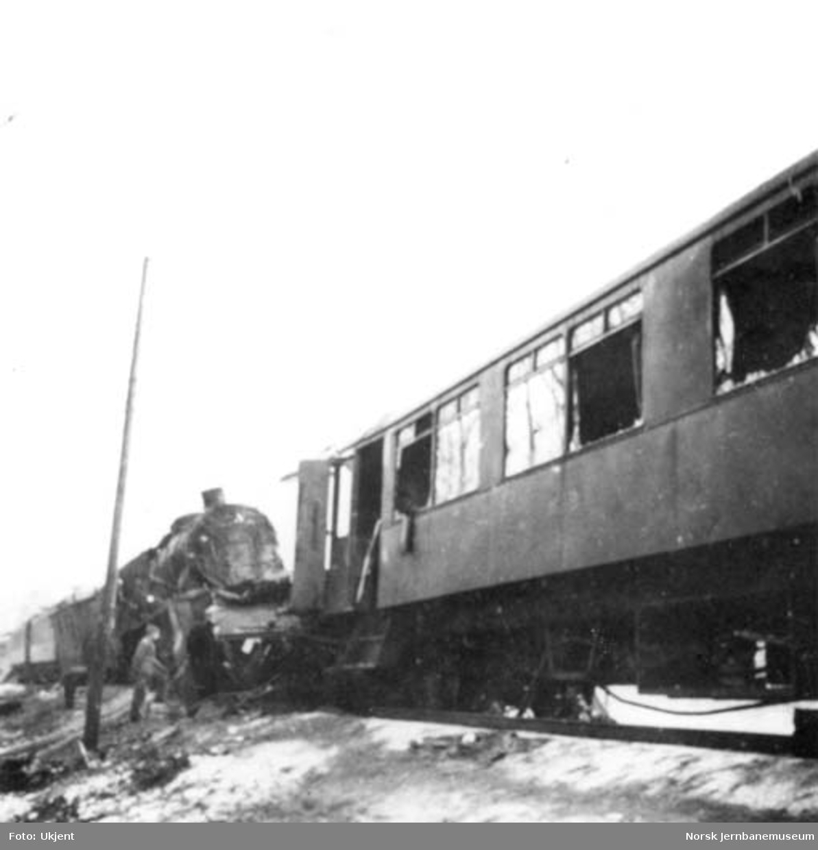 Jernbaneulykken ved Hommelvik : kollisjonen mellom damplokomotiv nr. 419 med persontog og motorvogntog
