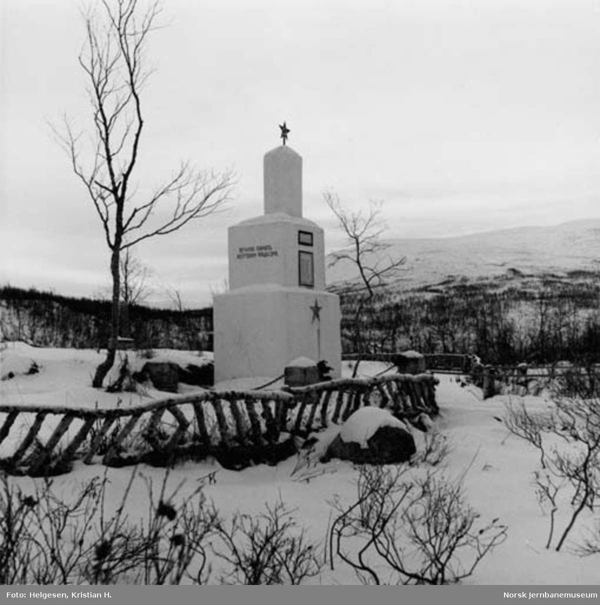 Minnestøtten ved den felles gravplassen for fangeleirene Bolna og Randalsvollen øverst i Dunderlandsdalen