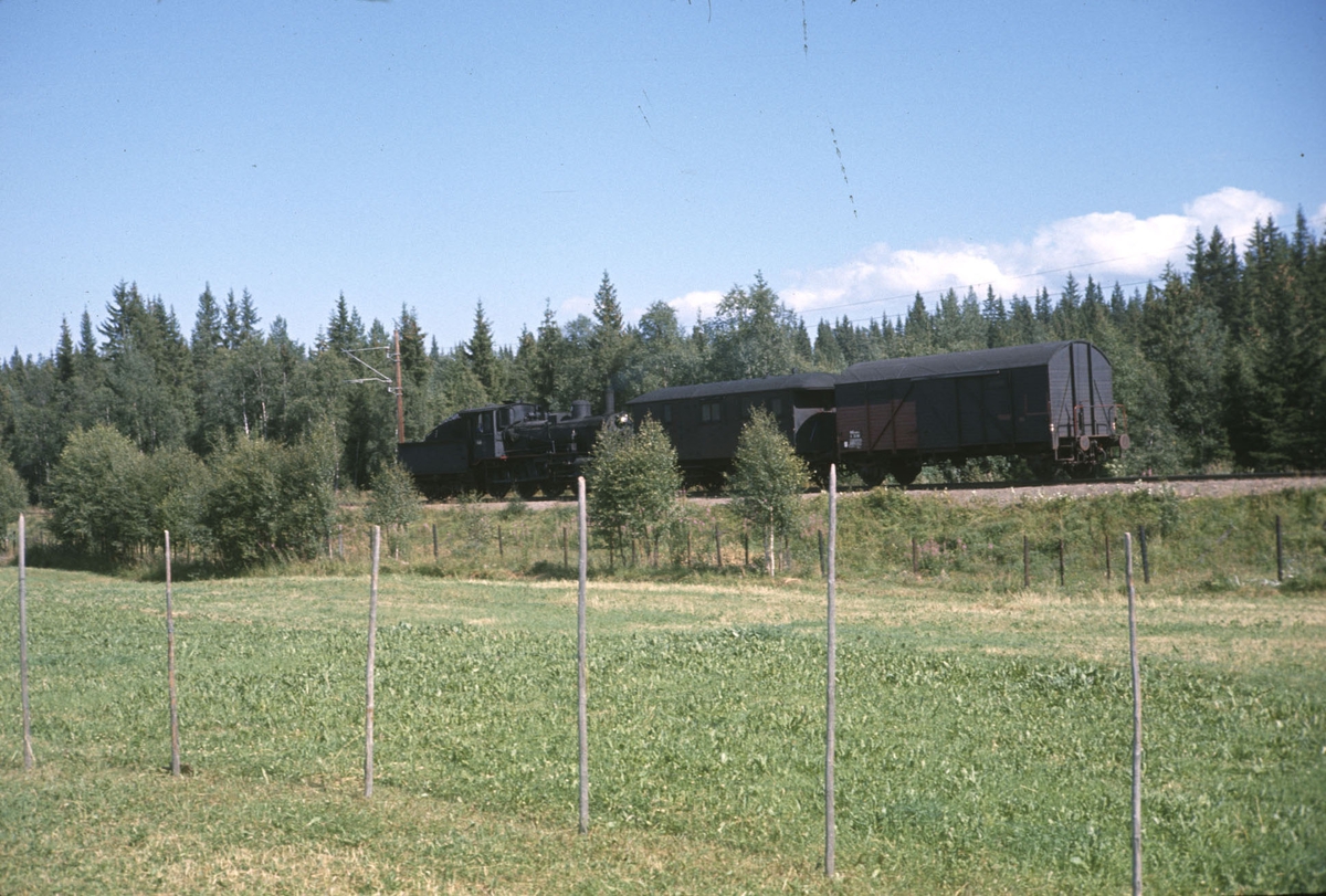 Damplokomotiv type 27a nr. 296 med godstog til Skreia underveis mellom Eina og Reinsvoll