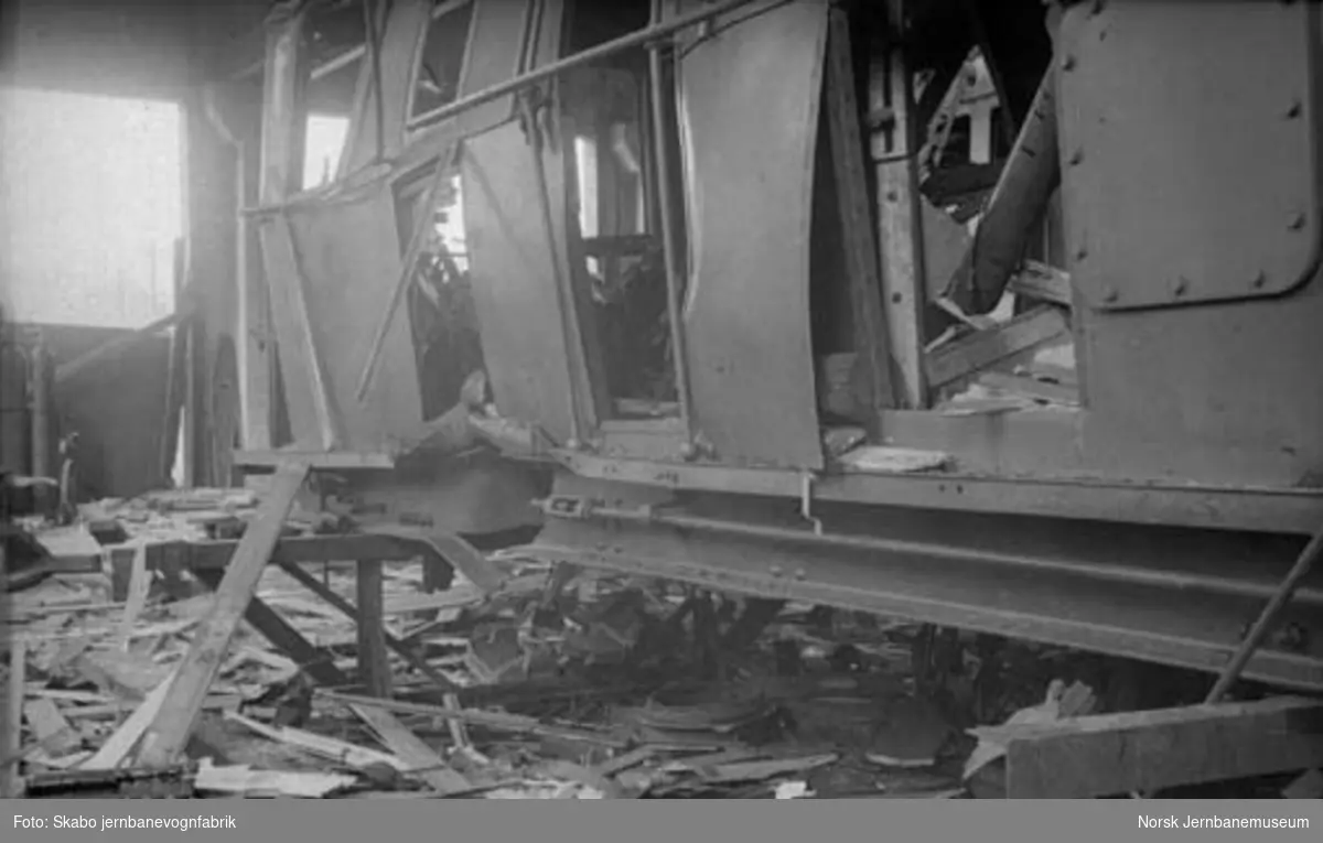 Thamshavnbanens lokomotiv nr. 8 sprengt på Skabo; også skadede sporvogner