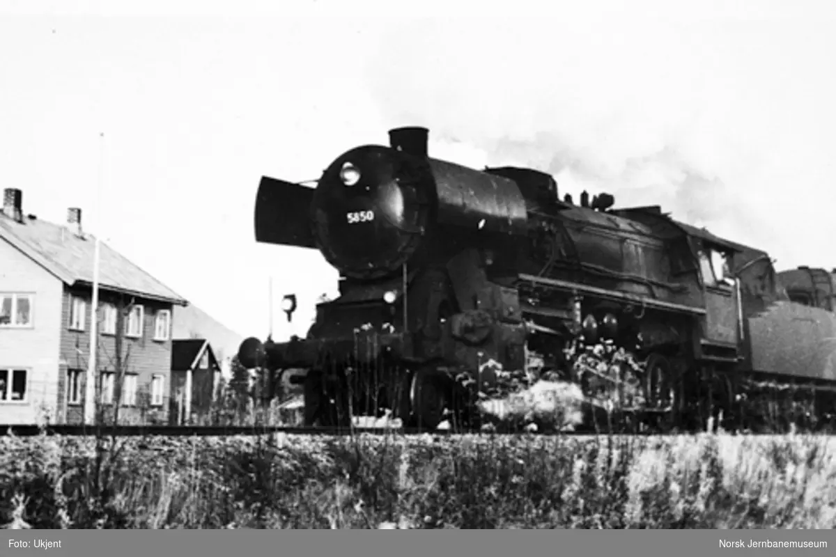 NSB damplokomotiv type 63a nr. 5850 foran tog