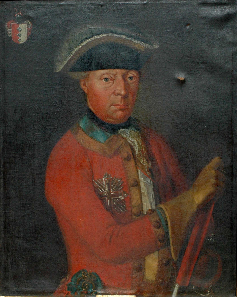 Mann m/hatt, rød frakk med blå og gyllen krave, gule hansker, våpenskjold øverst i venstre hjørne. Generalløitnant Ove Fred. Brockenhuus (1717-1795)