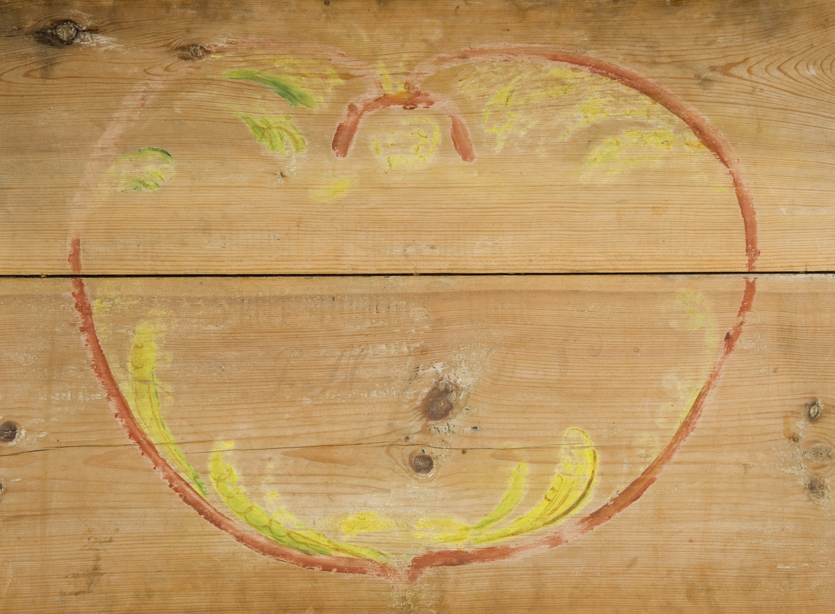 Kiste med buet lokk og rosemalt. På forsiden tre arkader, kortside ådret.