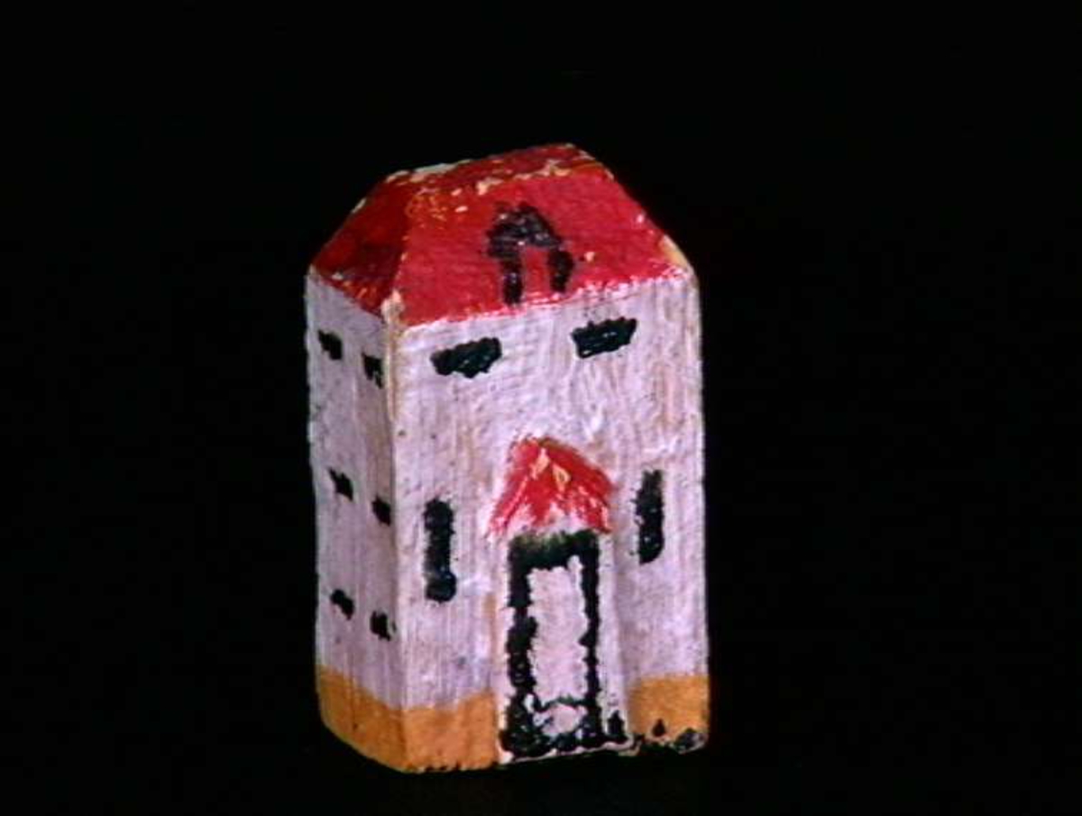 Sett med ca 200 leketøyhus laget av tre i forskjellige former og farger.