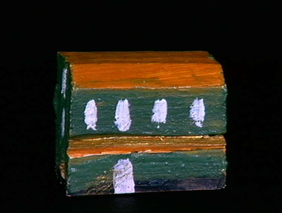 Sett med ca 200 leketøyhus laget av tre i forskjellige former og farger.