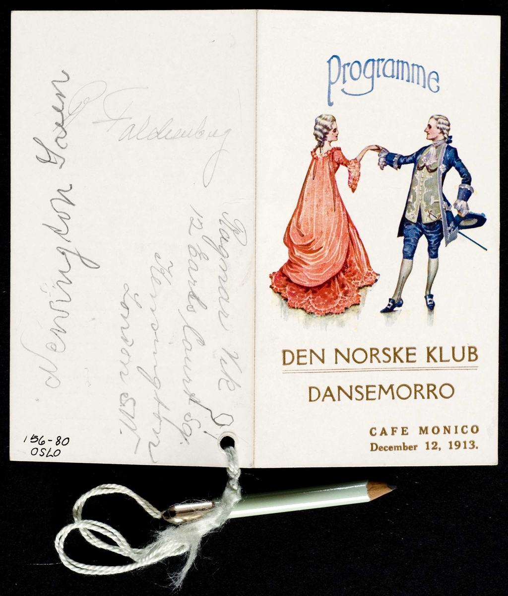 Ballkort fra 1913 med trykt motiv og danseliste inni. Snor med lysegrønn blyant festet til kortet.