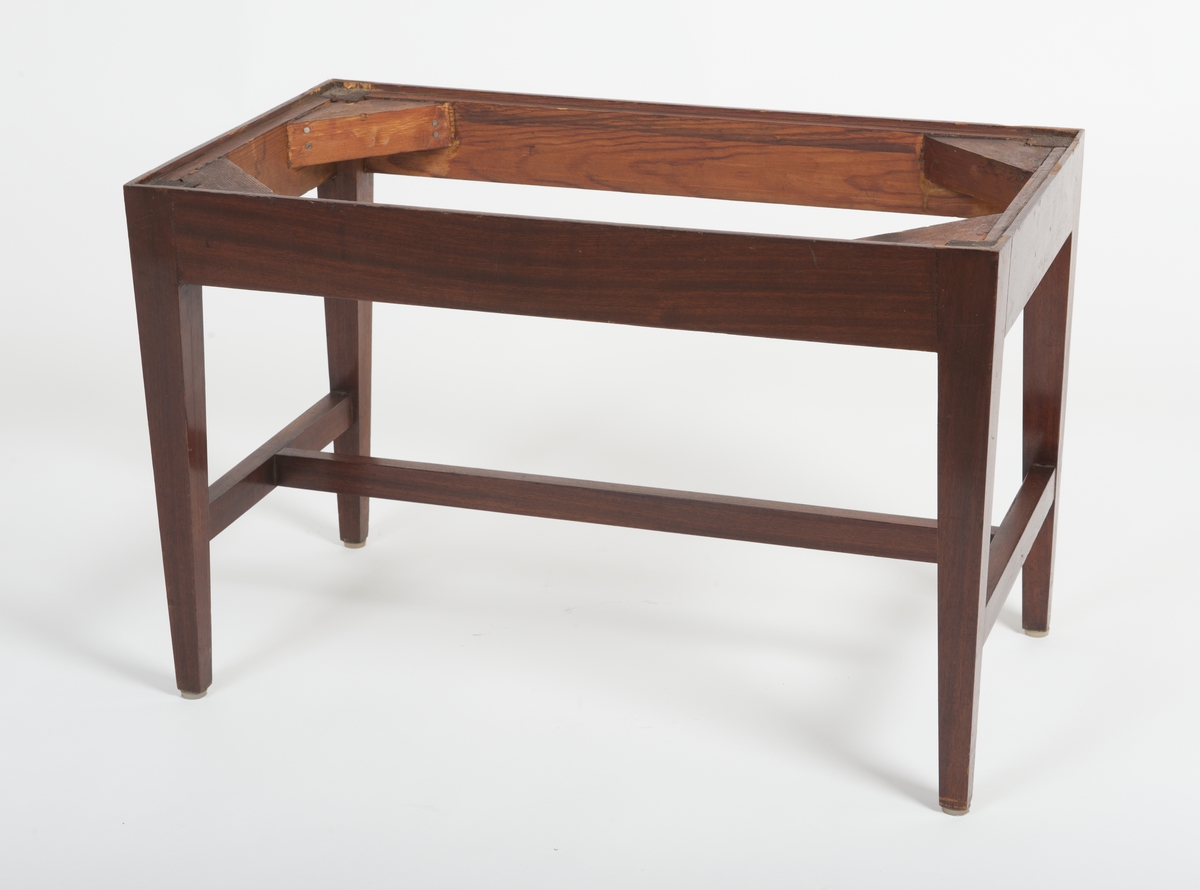 Skrin med skriveskive i lokket, skuffer på kortsidene og en mengde skjulte rom. Rommene innehoder gjenstander for bruk ved reiser: Barberutstyr; måleinstrument; bestikk; hygieneartikler; røykeutstyr; fiskeutstyr; duelllpistoler med mer.