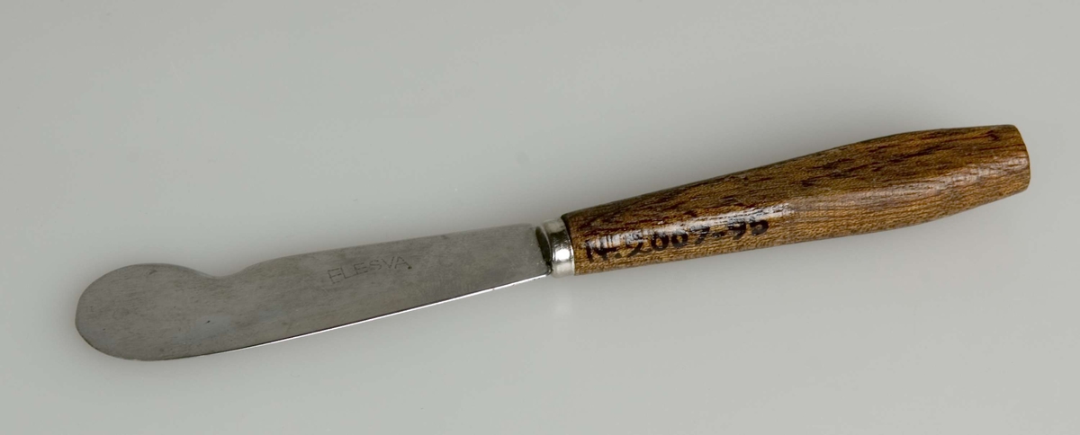 Kniv med teak håndtak og stålblad