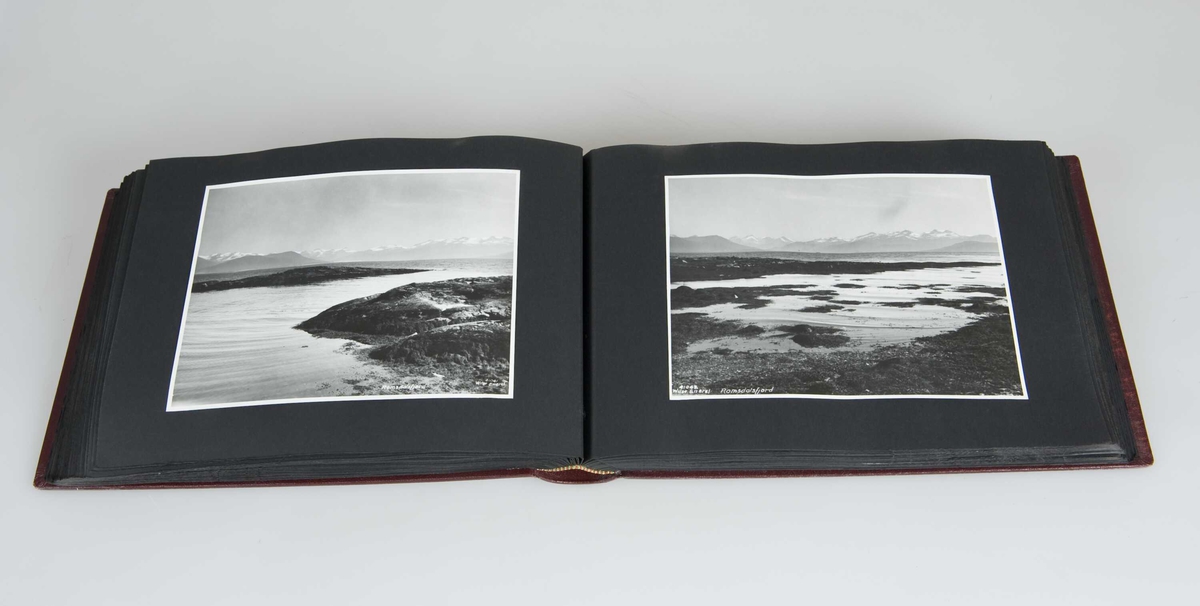 Svart-hvitt fotografier montert i innbundet album med vinrøde permer. Gullfarget innskrift på rygg.