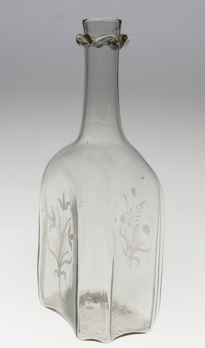 Åttekantet langhalset flaske med bølgering ved munning og gravyr med blomster