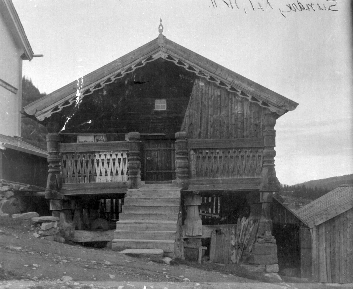 Nigarden Sundre i Ål i Hallingdal. Huset til venstre er gamle Tingstugu som gjekk med i brannen i mars 1931. Antakelig fotografert i 1908.