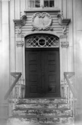 Ytterdør til Lossiusgården, Kristiansund 1912. Døren fører f