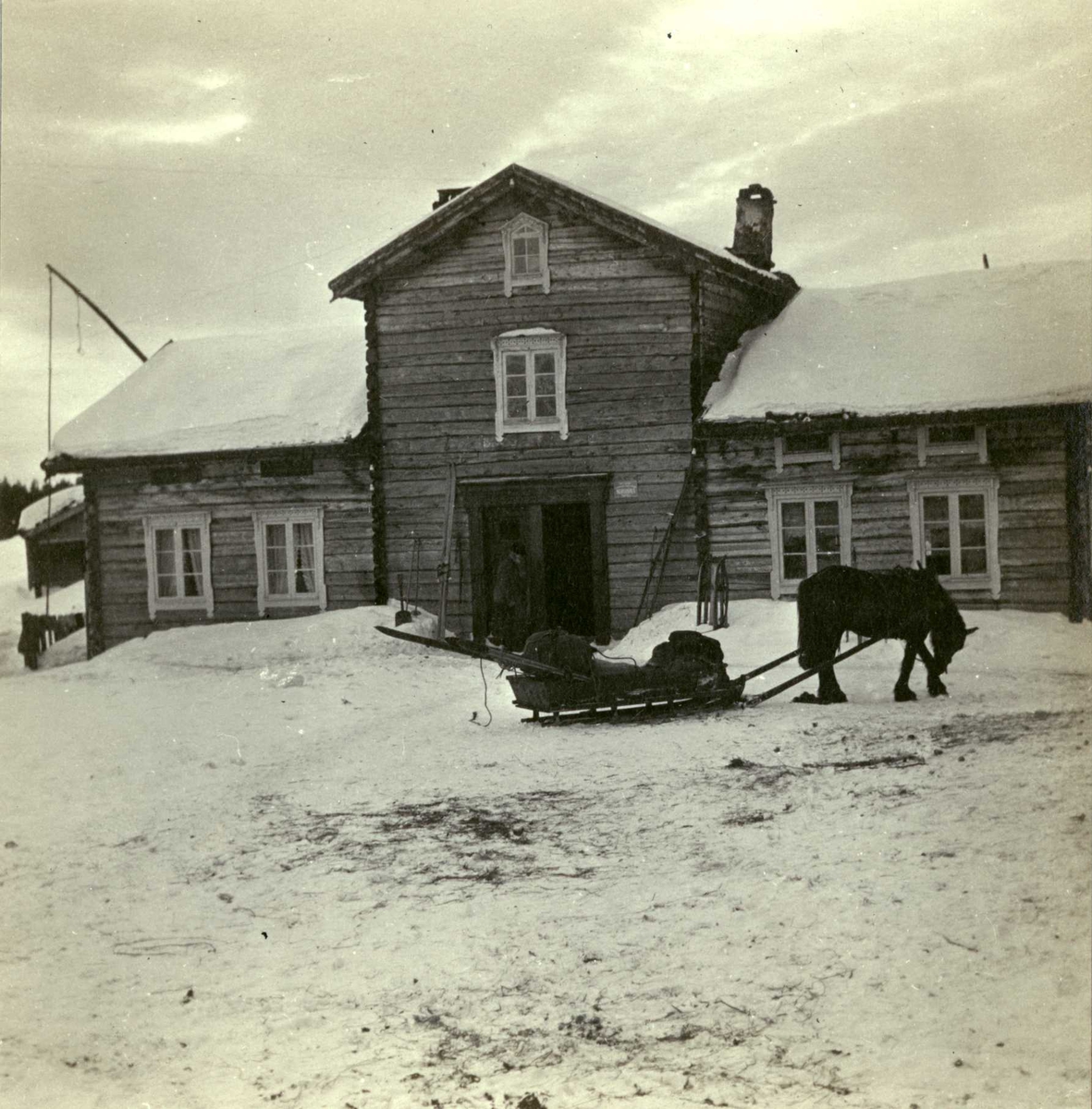 Sæteren, Tusingdalen, Os, Nord-Østerdal, Hedmark 1913. Vinterbilde av hovedbygningen med hest og slede på gårdsplassen.