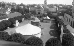 Torvet på Norsk Folkemuseum på markedstilstelning i 1922. Te